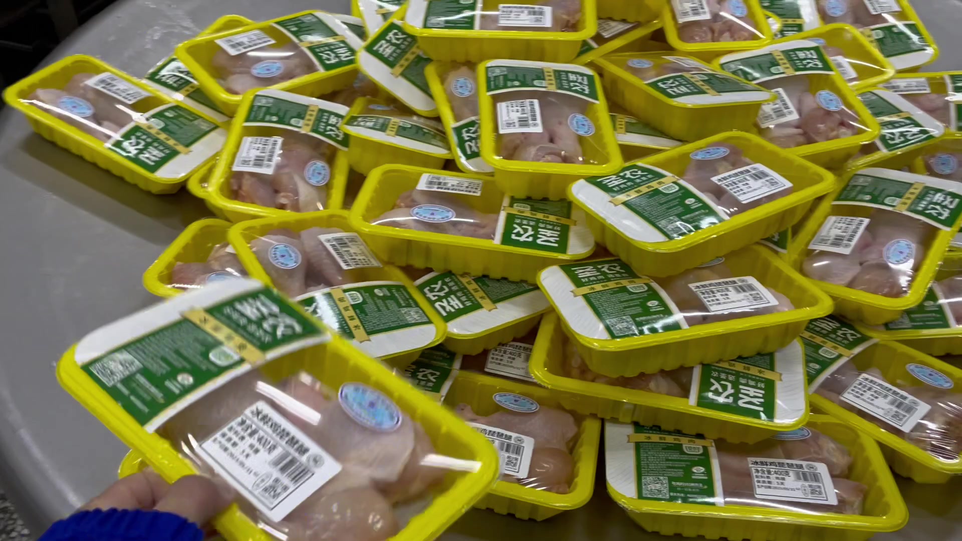 圣农发展禽肉产品自动贴标应用现场
